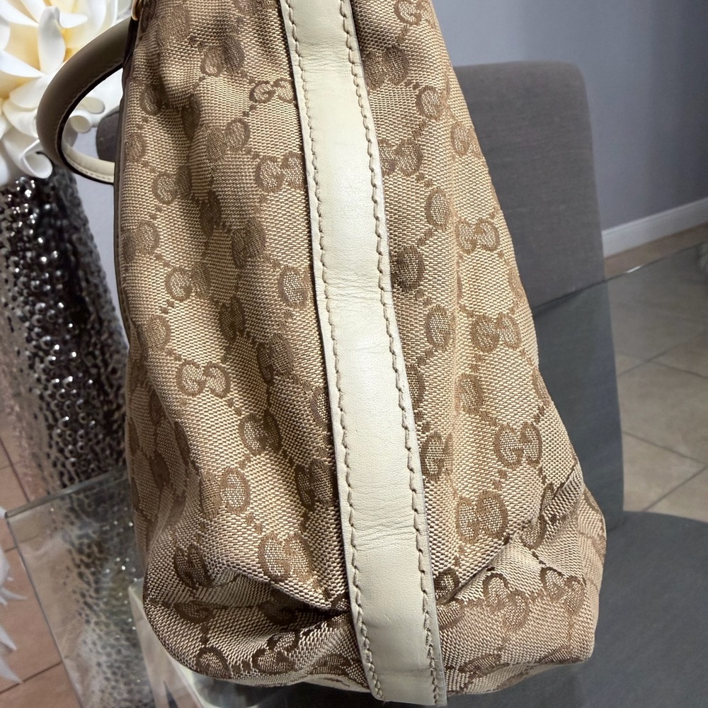 Gucci Beige and Cream Monogram Shoulder Bag - Picture 6 of 11